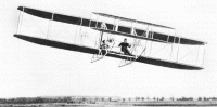 Flugaufnahme eines späteren Fluges.Orville Wright führte am 17. Dezember 1903 den ersten echten Motorflug aus.