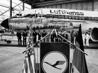 Übergabe der ersten 737-200 an Lufthansa